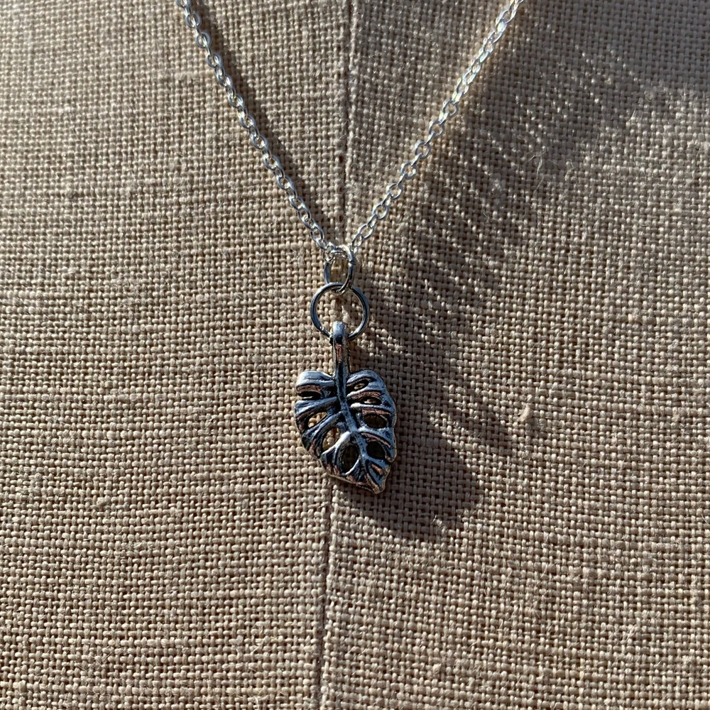 NWT Sterling Silver Plated Chain & Alloy Monstera Plant Leaf Charm Necklace - Picture 7 of 12